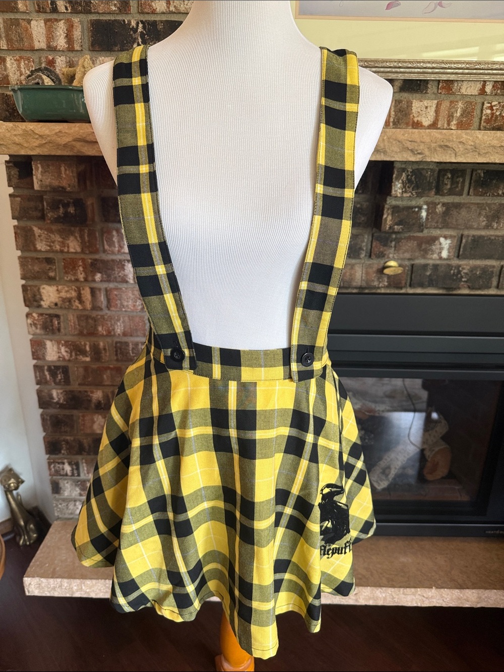 HARRY POTTER HUFFLEPUFF Hot Topic plaid skirt jumper. Logo on skirt.